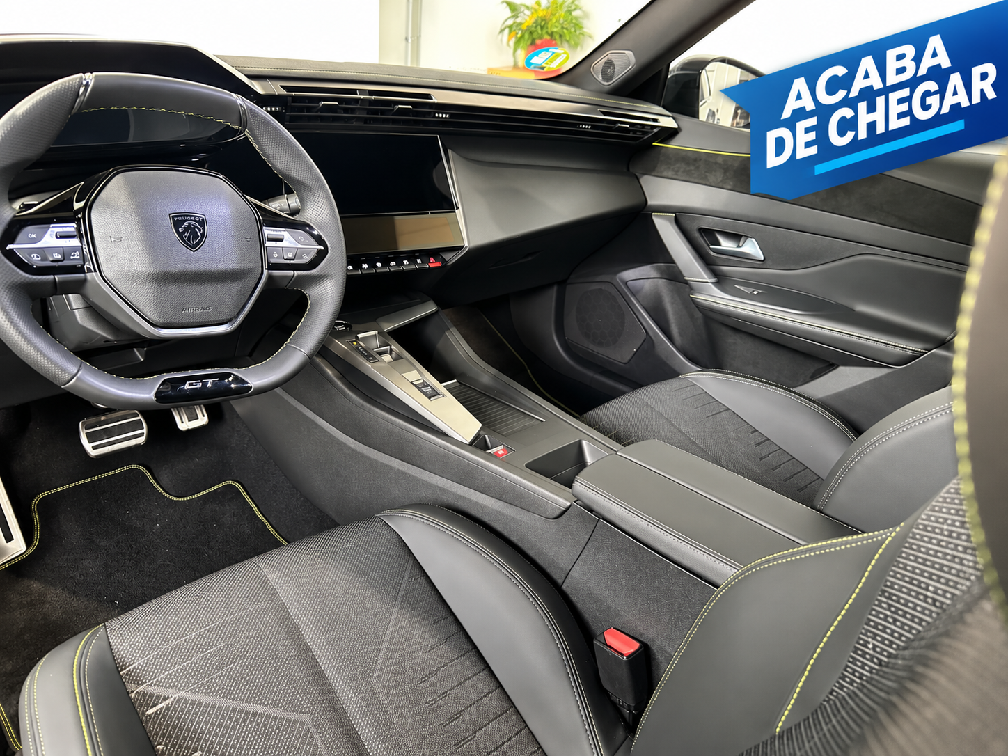 Interior Peugeot GT con banner promocional